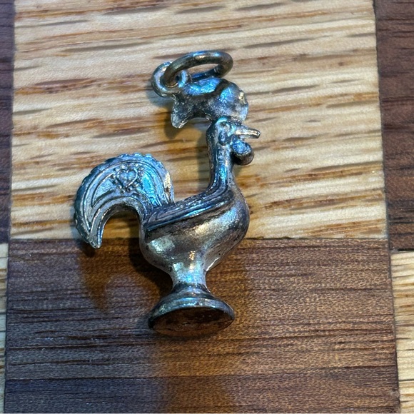 Rooster Charm - Very Cute , lots of detail.  Perfect for jewelry or craft piece. - Picture 6 of 6